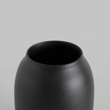 Lade das Bild in den Galerie-Viewer, Vase Rhos aus Steingut, schwarz - o cactuu