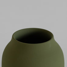 Lade das Bild in den Galerie-Viewer, Vase Rhos aus Steingut, olivgrün - o cactuu