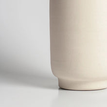 Lade das Bild in den Galerie-Viewer, Vase Sleek aus Steingut - o cactuu