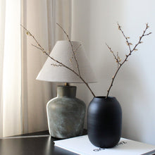 Lade das Bild in den Galerie-Viewer, Vase Rhos aus Steingut, schwarz - o cactuu