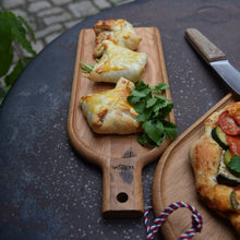 Lade das Bild in den Galerie-Viewer, Servierbrett Petite Pelle aus Eichenholz (35 x 14 cm) - LE RÉGAL