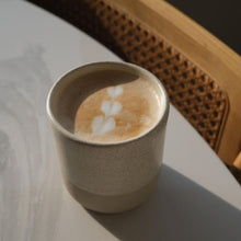 Lade das Bild in den Galerie-Viewer, Becher Mela aus Steingut - o cactuu