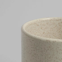 Lade das Bild in den Galerie-Viewer, Becher Mela aus Steingut - o cactuu