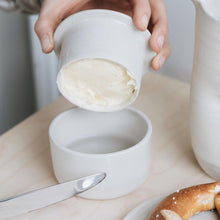Lade das Bild in den Galerie-Viewer, Butterdose aus Keramik - Connis Töpferei