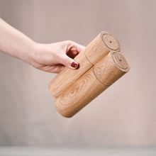 Lade das Bild in den Galerie-Viewer, Salz und Pfeffermühle aus Eichenholz mit Magnet - clap design x Naturewaves