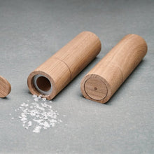 Lade das Bild in den Galerie-Viewer, Salz und Pfeffermühle aus Eichenholz mit Magnet - clap design x Naturewaves