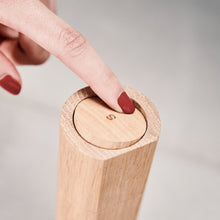 Lade das Bild in den Galerie-Viewer, Salz und Pfeffermühle aus Eichenholz mit Magnet - clap design x Naturewaves