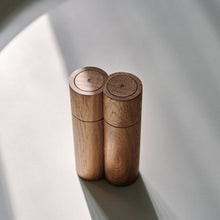 Lade das Bild in den Galerie-Viewer, Salz und Pfeffermühle aus Eichenholz mit Magnet - clap design x Naturewaves