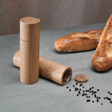 Lade das Bild in den Galerie-Viewer, Salz und Pfeffermühle aus Eichenholz mit Magnet - clap design x Naturewaves
