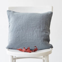 Lade das Bild in den Galerie-Viewer, Mira - Kissenbezug aus Leinen (50 x 50 cm)
