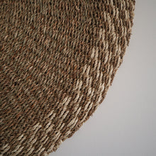 Lade das Bild in den Galerie-Viewer, Yen - Runder Teppich aus Seegras
