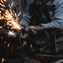 Lade das Bild in den Galerie-Viewer, Pallares - Küchenmesser aus Carbon und Holzgriff