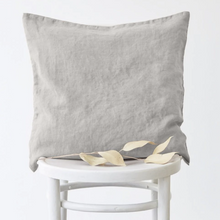 Lade das Bild in den Galerie-Viewer, Mira - Kissenbezug aus Leinen (50 x 50 cm)