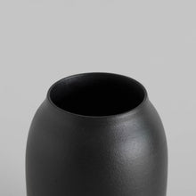Lade das Bild in den Galerie-Viewer, Vase Rhos aus Steingut, schwarz - o cactuu

