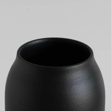 Load image into Gallery viewer, Vase Luna aus Steingut - o cactuu
