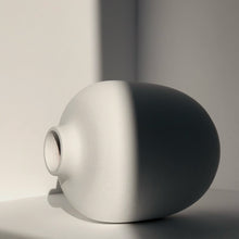 Load image into Gallery viewer, Vase Blanc aus Steingut - o cactuu

