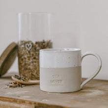 Load image into Gallery viewer, Tasse &quot;Tea lover&quot; aus Steingut - Eulenschnitt
