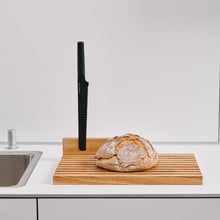 Lade das Bild in den Galerie-Viewer, Brot Schneidebrett aus Eichenholz | clap Design x Naturewaves

