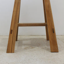 Lade das Bild in den Galerie-Viewer, Igor - Eckiger Hocker aus Akazienholz

